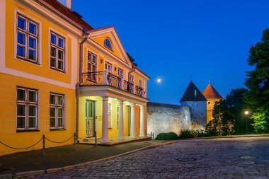 Eski Tallinn ve beyaz gece