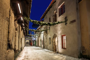 Güzel eski Tallinn sokaklarında