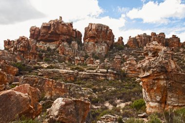Batı Burnu 'ndaki Cederberg Vahşi Bölgesi' nde aşınmış kumtaşı oluşumları. Güney Afrika