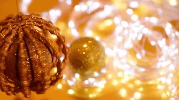 Золотий різдвяний боке легких і мерехтливих гірлянд, різдвяний м'яч прядіння, розмитий фокус. фон відео зимових канікул — стокове відео