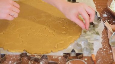 Kadınların elleri hamurdan ev yapımı zencefilli ekmeği keserek pişirmeye hazırlanıyor..