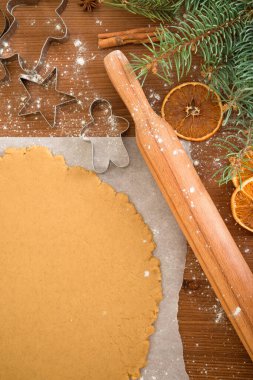 Zencefilli ekmeği hamurdan kesmek için zencefilli ekmek kalıbı, üst manzara, merdane, tarçın ve kurutulmuş portakal kullanın..