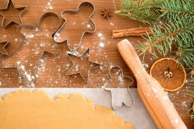 Zencefilli ekmeği hamurdan kesmek için zencefilli ekmek kalıbı, üst manzara, merdane, tarçın ve kurutulmuş portakal kullanın..