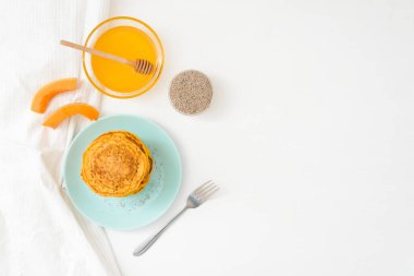 Sonbahar balkabaklı krep yığını. Üzerinde Chia tohumu ve bal var. Lezzetli sağlıklı vejetaryen diyeti kahvaltısı. Vücuduna bakma konsepti, keto diyeti.