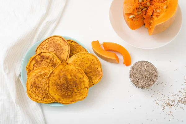 Ein Stapel Herbstlicher Kürbis Pfannkuchen Mit Chia Samen Und Honig — Stockfoto