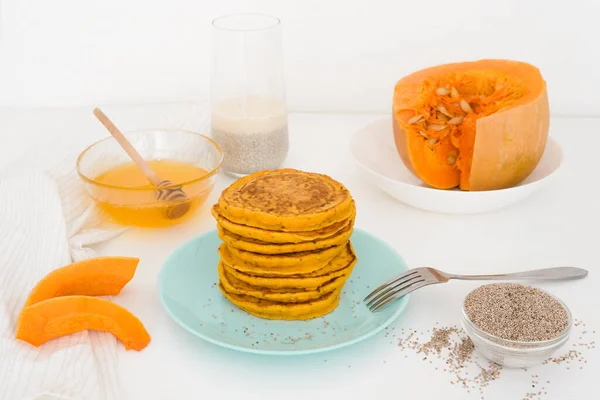 Ein Stapel Herbstlicher Kürbis Pfannkuchen Mit Chia Samen Und Honig — Stockfoto