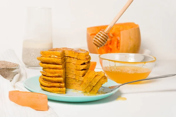 Ein Stapel Herbstlicher Kürbis Pfannkuchen Mit Chia Samen Und Honig — Stockfoto