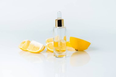 limonlu yüz serumu, limonlu kozmetik dondurma ve mavi ışık arka planında cilt bakımı için C vitamini, evde bakım için doğal organik malzemeler, detoks. metin için yer.