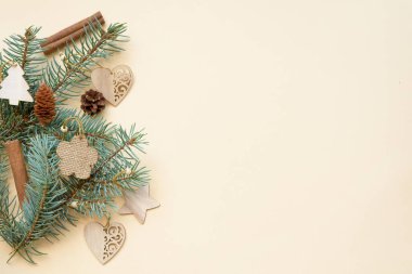 Kompozisyon düzleştirici çevre dostu Noel ve doğal ahşaptan yapılmış sıfır atık Noel ağacı oyuncağı, köknar dalları, Seth Champagne 'in arka planında hediyeler için el işi kağıt ambalajlar 2021.