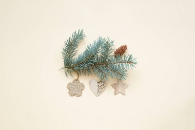 Kompozisyon düzleştirici çevre dostu Noel ve doğal ahşaptan yapılmış sıfır atık Noel ağacı oyuncağı, köknar dalları, Seth Champagne 'in arka planında hediyeler için el işi kağıt ambalajlar 2021.