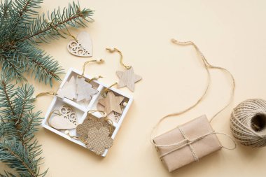 Çevre dostu Noel ve sıfır atık sanatı kağıdı paketleme arka planda Şampanyalı Set 2021 trendi.