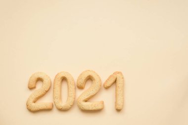 2021 'deki Set Sail Champagne-beige trendinin arka planında ev yapımı zencefilli kurabiye figürlerinin düz kompozisyonu..