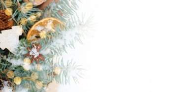 Noel süslemeleri köknar dalları ve ahşap çevre dostu oyuncaklar, kuru portakallar, tarçın çubukları, bokeh çelenkler, metin yeri için. Asgari çevre dostu Noel kavramı.