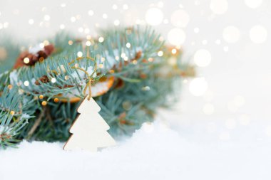 Noel ve Yeni Yıl tatili geçmişi. Noel kartı. Noel hediyesi ve beyaz arka planda Noel ağacı ahşap oyuncaklar. sıfır atık, çevre dostu malzeme.