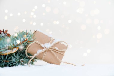 Noel ve Yeni Yıl tatili geçmişi. Noel kartı. Noel hediyesi ve beyaz arka planda Noel ağacı ahşap oyuncaklar. sıfır atık, çevre dostu malzeme.