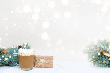 Noel ve Yeni Yıl tatili geçmişi. Noel kartı. Noel hediyeleri, Noel ağacı ahşap oyuncaklar, beyaz arka planda marşmelovlu kakao. sıfır atık, çevre dostu malzeme.