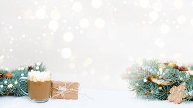 Noel ve Yeni Yıl tatili geçmişi. Noel kartı. Noel hediyeleri, Noel ağacı ahşap oyuncaklar, beyaz arka planda marşmelovlu kakao. sıfır atık, çevre dostu malzeme.