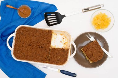 Hanuka bayramı için adım adım tarif erişte ve muhallebili geleneksel tatlı Kugel turtası üstüne de küçük kakao kırıntıları. Pişirme kabında hafif bir arkaplanda.