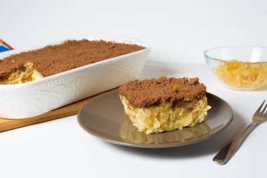 Hanuka bayramı için adım adım tarif erişte ve muhallebili geleneksel tatlı Kugel turtası üstüne de küçük kakao kırıntıları. Pişirme kabında hafif bir arkaplanda.