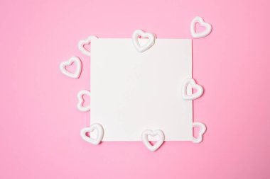Sevgililer Günü 'nde ya da düğün sahnesinde boş kart, kağıt kalpler konfetisi, mesajın için boş yer, üst görünüm..