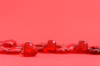 Kırmızı arka planda kırmızı kalpler olan Sevgililer Günü tebrik kartı, metin yeri için. Şenlikli düğün geçmişi, daha mavi odak.