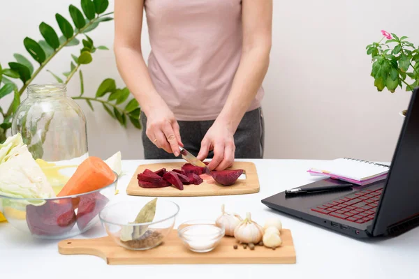 Gotowanie Domu Kobieta Ogląda Online Receptur Wideo Laptopie Gotuje Kuchni Zdjęcie Stockowe