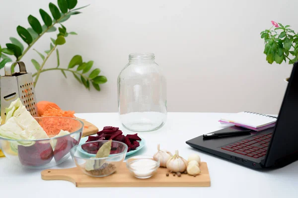 Gotować Domu Online Recepty Wideo Laptopie Pickled Różowa Kapusta Fermentacji Obrazek Stockowy