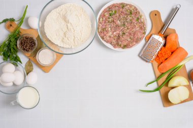 Özbek mantisini evde pişirme süreci, malzemeler et, sebze ve hamurdur. Işık arkaplan üzerindeki üst görünüm.