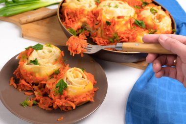 Kızartma tavasında Özbek manti haşlanmış sebzeler, malzemeler, sebzeler, hamur. Işık arkaplan üzerindeki üst görünüm.