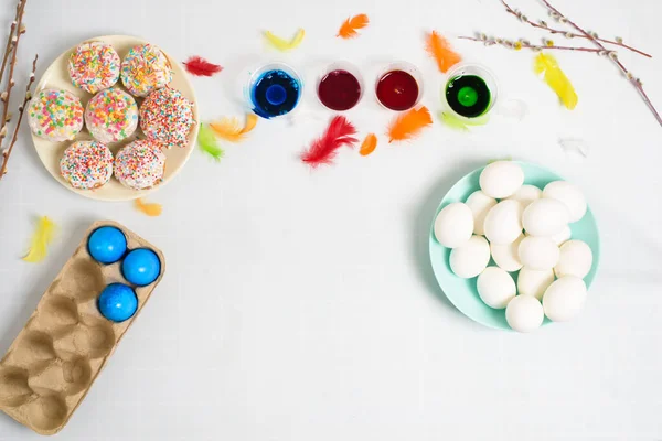 Proceso Colorear Huevos Para Pascua Colores Azul Rojo Una Mujer —  Fotos de Stock