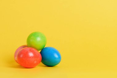 Paskalya bayramı sarısı arka planı için renkli yumurtalar boyadım. Poster için arkaplan.