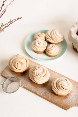 Kabuklular Paskalya bahar çörekleri, hafif bir arka planda kek ve kruvasan karışımı, metin yeri için yakın plan..