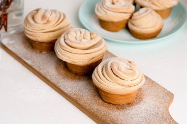 Cruffinler, Paskalya bahar çörekleri, kek ve kruvasan çörekleri arka planda, metin yeri için yakın plan. Taze ev yapımı şenlikli kulich..