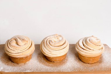 Kabuklular Paskalya bahar çörekleri, hafif bir arka planda kek ve kruvasan karışımı, metin yeri için yakın plan..