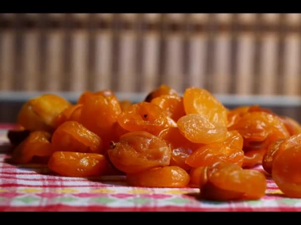 Sušené meruňky se hromadí na kuchyňském stole