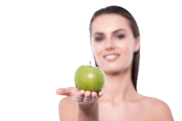 Frau zeigt einen Apfel vor die Kamera — Stockfoto