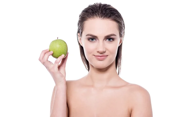 Mujer mostrando una manzana a la cámara —  Fotos de Stock