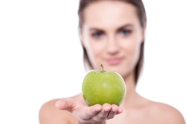 Femme montrant une pomme à la caméra — Photo