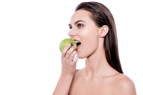 젊은 여자 먹는 녹색 사과 — 스톡 사진