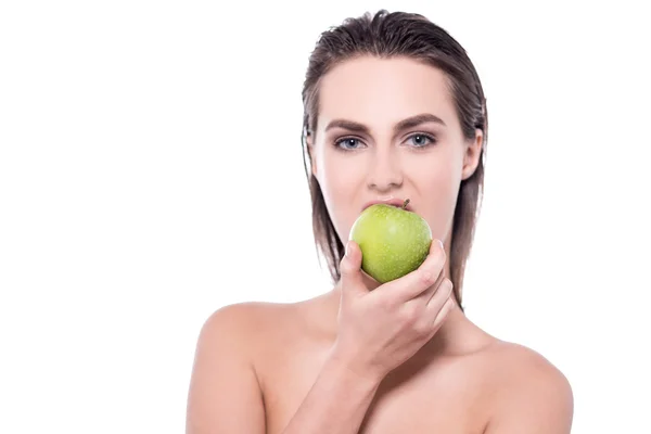 Mujer joven comiendo una manzana verde — Foto de Stock