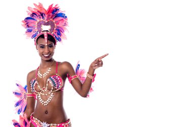Bir şeye işaret eden kadın samba dansçısı