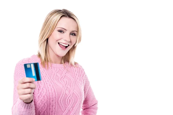 Mujer joven que muestra tarjeta de crédito — Foto de Stock