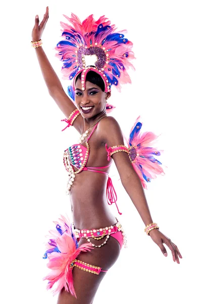 Танцівниця самба в карнавальному костюмі — стокове фото