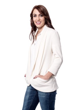 kadının elleri ceplerinde poz