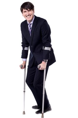 koltuk değneği ile gülümseyen iş adamı