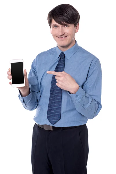 Zakenman wijzend op de slimme telefoon. — Stockfoto