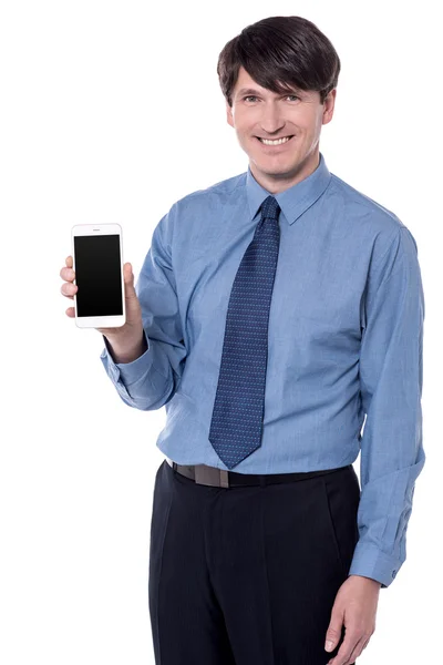 Executivo mostrando um telefone celular — Fotografia de Stock