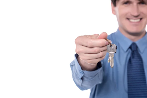 Businessman offering house keys. — Stock Photo, Image