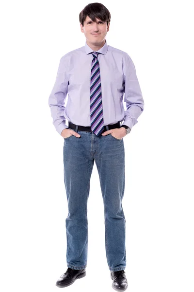 Бизнесмен стоит с руками в карманах . — стоковое фото