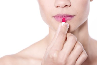  çekici kız holding hap